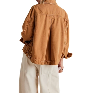 Veste en jean marron oversize vue de dos avec bords effilochés et pli creux sophistiqué