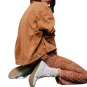 Veste en jean ample pour femme en marron clair, style décontracté et mode urbaine