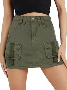 Minigonna cargo verde oliva con tasche utility e dettagli ad anello a D in metallo