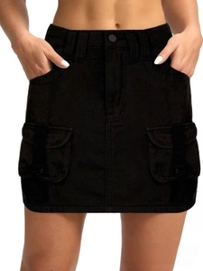 Minigonna cargo nera da donna a vita alta con tasche utility e dettaglio bottone metallo