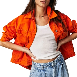 Détail d'une veste en jean orange vif avec col classique et boutons en métal pour femme