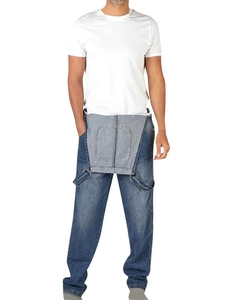 Détail de la salopette en jean bleu avec de grandes poches et coutures contrastées