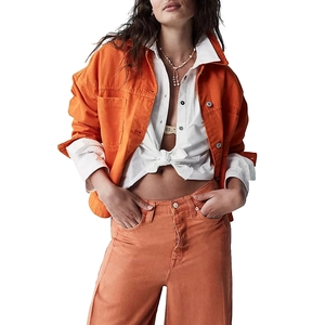 Détail d'une veste en jean orange vif avec boutons métalliques et poches de travail
