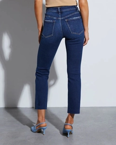 Vue détaillée du jean taille haute bleu foncé avec poches usées et ourlet effiloché