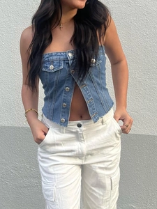 Detail eines blauen Denim-Korsett-Tops mit fünf silbernen Metallknöpfen und Wascheffekt