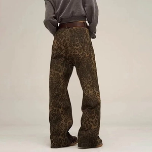 Vue détaillée du jean léopard à taille haute avec le design de la poche arrière