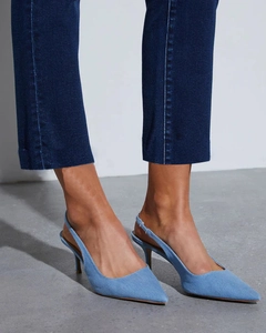 Gros plan d'escarpins slingback en denim bleu clair avec bout pointu et talons hauts