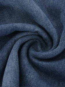Vue macro du tissu denim indigo de haute qualité avec sergé lourd et délavage doux