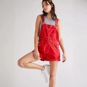 Salopette courte rouge en jean pour femme avec poches multiples et surpiqûres blanches