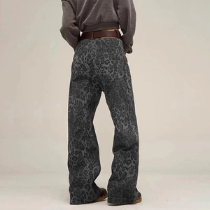 Détail du jean vintage imprimé léopard gris foncé avec ceinture et coupe large
