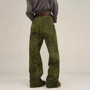 Vue arrière du jean femme imprimé léopard vert avec coupe large et ceinture en cuir