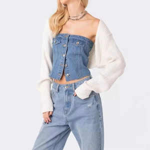 Damen Set aus engem Denim-Korsett-Oberteil und weißem Strick-Bolero-Jäckchen