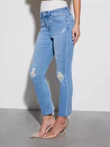 Jean slim taille haute pour femme en bleu clair avec détails déchirés et ourlets effilochés
