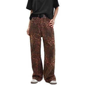 Détail du pantalon large léopard à taille haute avec ceinture noire pour femmes