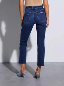 Vue arrière du jean slim taille haute bleu foncé avec détails de poches effilochées