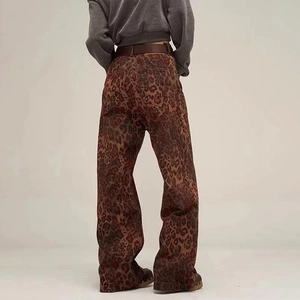 Détail du jean imprimé léopard à taille haute montrant les poches arrière et le denim
