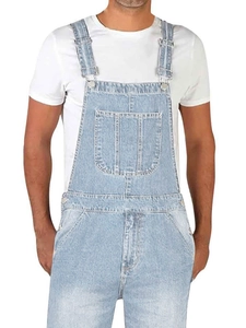 Détails d'une salopette en jean bleu clair avec boucles métal et poche poitrine