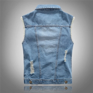 Gilet en jean bleu clair pour homme avec détails déchirés au dos et coupe ajustée