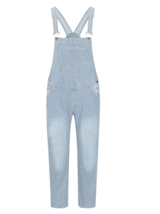 Détail des bretelles réglables et de la poche de poitrine sur cette salopette en denim