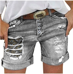 Détail du short en jean gris usé avec empiècement à motif ethnique et fermeture à boutons