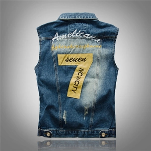 Gilet in denim blu scuro slim con ricamo bianco e toppa con numero sette giallo
