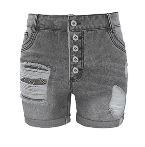 Détail du short en jean gris foncé à taille haute avec braguette à boutons et patchwork