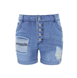 Vue détaillée du short en jean taille haute avec braguette à cinq boutons et ourlet usé