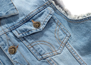 Détail du gilet en jean bleu clair avec boutons en cuivre et doublure polaire chaude