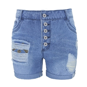 Détail du short en jean taille haute avec braguette à cinq boutons et patchwork coloré