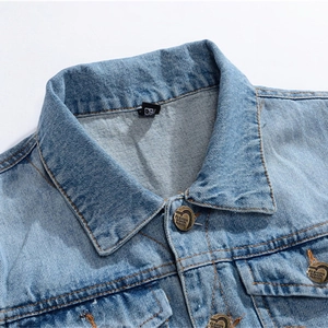 Gilet en jean bleu clair pour homme avec col classique et boutons métalliques de style vintage