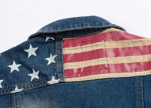 Détail du motif patchwork drapeau américain au dos de la veste en jean bleue