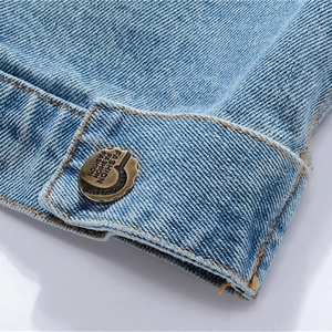 Gilet en jean bleu clair ajusté pour homme avec bouton en métal et surpiqûres contrastées
