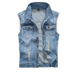 Gilet en jean bleu clair pour homme coupe ajustée avec bords effilochés et boutons coeur