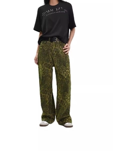 Tenue rétro américaine avec jean léopard jambe droite et t-shirt graphique noir