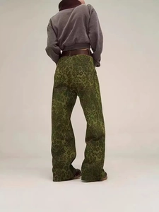 Jean léopard vintage vert et noir avec une coupe droite large et un style décontracté