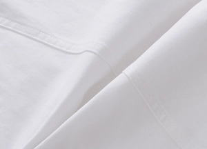 Vista macro dettagliata della trama del denim bianco con doppia cucitura rifinita