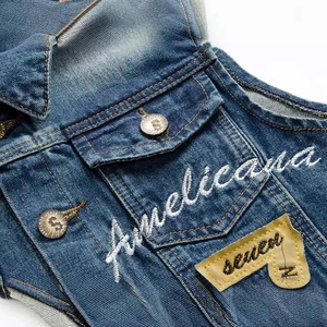Gilet di jeans blu scuro slim fit con ricamo Americana e bottoni in metallo vintage