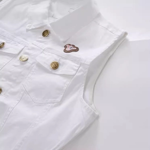 Gilet in denim bianco slim fit da uomo con bottoni in metallo e tasche sul petto casual