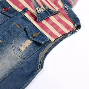 Gilet en jean ajusté pour homme avec empiècement rayé rose et crème sur l'épaule