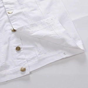 Primo piano di un gilet di jeans bianco slim fit con bottoni in bronzo goffrati