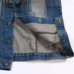 Gros plan d'un gilet en jean cintré avec délavage vintage et boutons métalliques