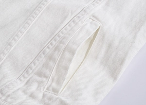 Detailansicht der Seitentasche und Doppelnaht an einer weißen Denim-Weste