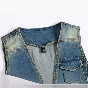 Gilet en jean bleu ajusté pour homme avec texture délavée rétro et détail de poche poitrine