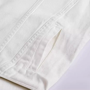 Schmal geschnittene weiße Denim-Weste für Herren mit verstärkten, doppelt genähten Taschen