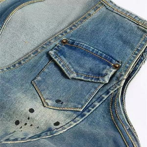 Gilet en jean bleu cintré pour homme avec surpiqûres et motifs de taches d'encre