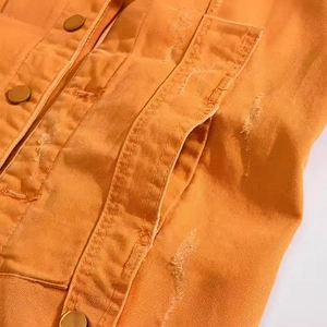 Gilet en jean orange ajusté pour homme avec détails usés et boutons métalliques