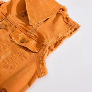 Gilet en jean orange pour homme coupe slim avec bords effilochés et poches boutonnées