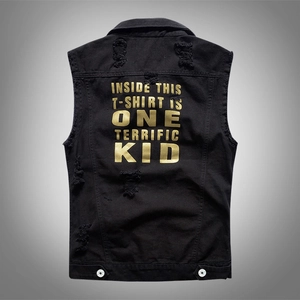 Détail du gilet en denim noir avec déchirures usées et texte doré imprimé dans le dos