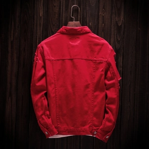 Vista posteriore della giacca di jeans rosso brillante oversize con dettagli strappati