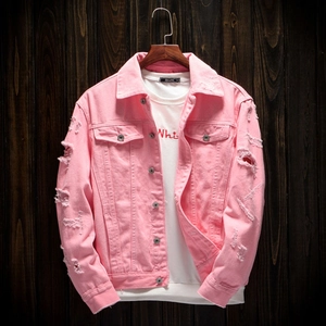 Giacca di jeans rosa ciliegia oversize da uomo con dettagli strappati e bottoni metallici